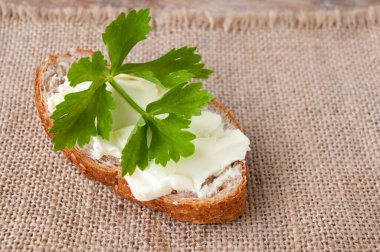 Keten peçetede peynirli ve maydanozlu sandviç.