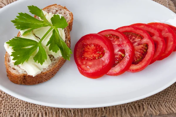 Szendvics Sajttal Petrezselyemmel Szeletelt Paradicsom Fehér Tálban — Stock Fotó