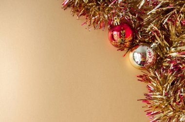 Yeni yılın durgun hayatı: iki Noel balosu ve altın bir arka planda süsleme, metin için boşluk