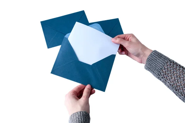 Ženská Ruka Vezme Dopis Otevřené Modré Obálky Izolované Bílém Pozadí — Stock fotografie