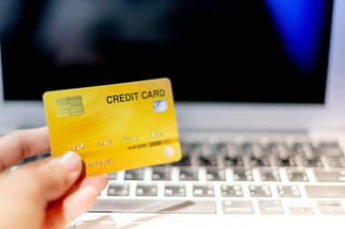 Kredi kartı, müşteri ve girişimciler için hazırlanmış çevrimiçi alışveriş, e-ticaret, iş ve internet bankacılığı için dizüstü bilgisayarlı kredi kartı..