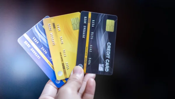 신용카드 신용카드 온라인 비즈니스 인터넷 뱅킹에 사용하는 기업가에 — 스톡 사진