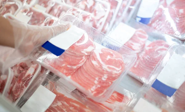 Dipendente Supermercato Che Prepara Fetta Carne Maiale Fresca Vassoio Esposizione — Foto Stock