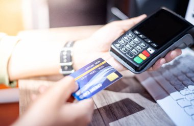Kredi kartı ve kredi kartı makinesi online alışveriş, e-ticaret, iş ve internet bankacılığı ve dizüstü bilgisayar kullanan müşteri ve girişimciler için hazırlanmış kredi kartı..