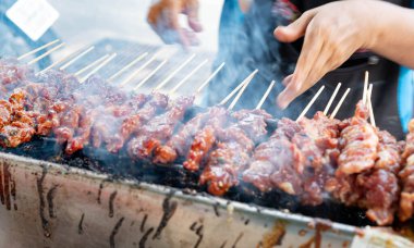 Bisküviler açık ızgarada ızgara yapıyor, açık mutfak, kömür fırınında kızartılıyor Tayland usulü yerel sokak yemekleri Bangkok, Tayland 'da..