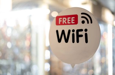 Girişin önündeki ücretsiz kablosuz ağ işareti insanlar için yüksek hızlı internet kullanımı ve her yerde internet gösterimi kavramı için.