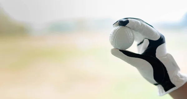 Női Kéz Fehér Professzionális Kesztyűt Visel Bal Kéz Tartja Golflabda — Stock Fotó