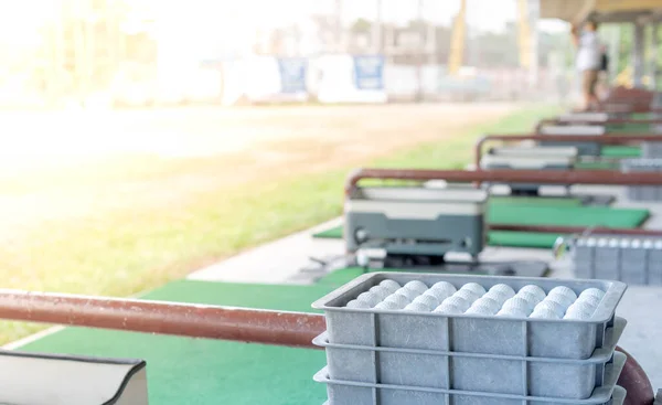 Witte Golfbal Gezet Lade Voor Bereiden Golfspeler Raken Drive Range — Stockfoto