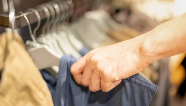 Mano Masculina Que Elige Ropa Para Polo Algodón Patrón Comprobado — Foto de Stock