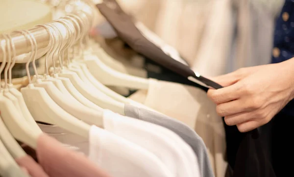 Mano Masculina Que Elige Ropa Para Camisa Algodón Patrón Comprobado — Foto de Stock