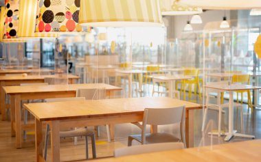 Kamu Alanı Alışveriş Merkezi 'ndeki Gıda Salonu, Coronavirüs' ün yayılmasını azaltmak için sosyal mesafeyi belirlemek üzere tabela üzerinde çapraz işaret verdi (Covid-19).