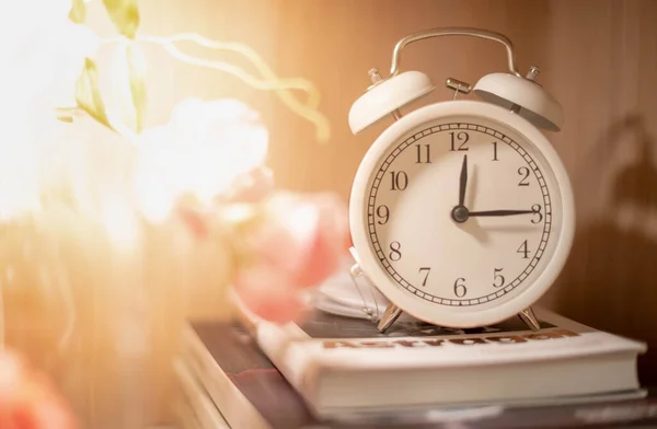 Zamanlamanın Zamanın Önemli Olduğunu Göstermek Için Ahşap Zemindeki Kitap Yığınının — Stok fotoğraf