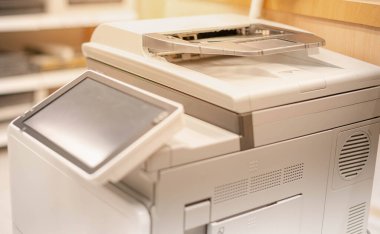 Çamaşır makinesini açan kadın eli temizlik ve temizlik için çamaşırları yıka..