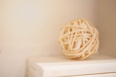 Söğüt dallarından gelen kahverengi toplar arka plan veya arka fon için kitap yığınının üzerine konur ve bir evin içini dekore eder..