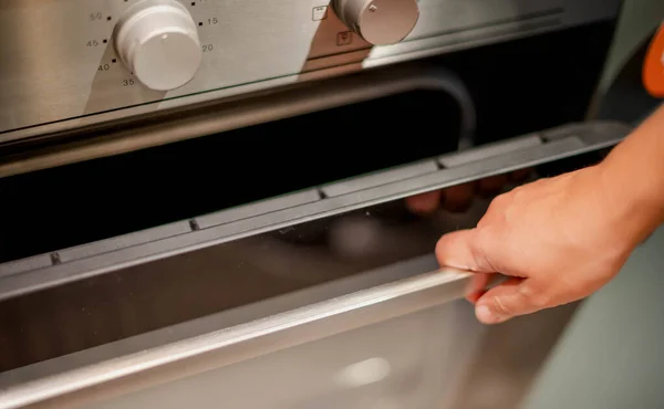 Femmina Mano Apertura Chiusura Forno Elettrico Moderno Preparano Cucinare Nella — Foto Stock