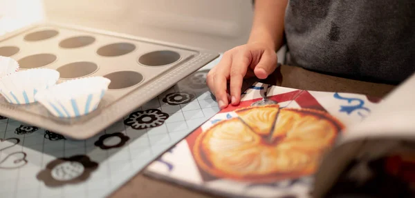 Mano Femminile Aprendo Guardando Rivista Cottura Del Pane Preparando Attrezzatura — Foto Stock