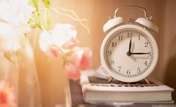 Reloj Blanco Clásico Pila Libros Con Telón Fondo Madera Para — Foto de Stock