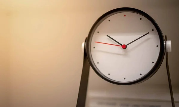 Reloj Negro Moderno Pila Libros Telón Fondo Madera Para Mostrar — Foto de Stock