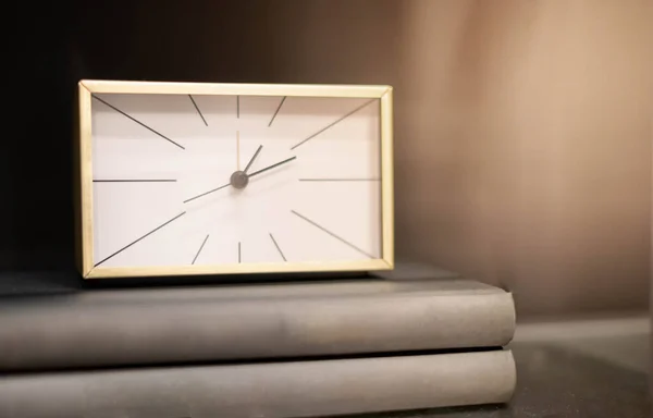 Horloge Carrée Moderne Sur Pile Livres Sur Toile Fond Bois — Photo