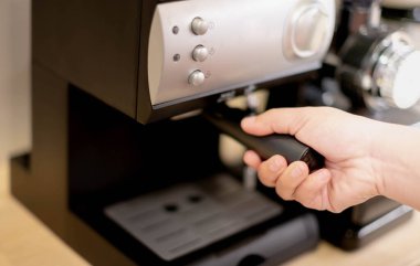 Taze kahve makinesini yapan kadın, kahve yapmak için kahve yapan barista, kahve dükkanını ziyaret eden müşterilere kahve servisi yapan kadın..