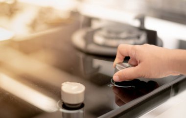 Modern elektrikli fırının açılışı ya da kapanışı modern mutfakta yemek pişirmeye hazır olun..