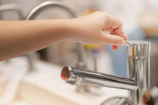 Kvinnlig Hand Väljer Rostfritt Stjäla Kök Kran För Användning Inne — Stockfoto