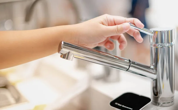 Kvinnlig Hand Väljer Rostfritt Stjäla Kök Kran För Användning Inne — Stockfoto