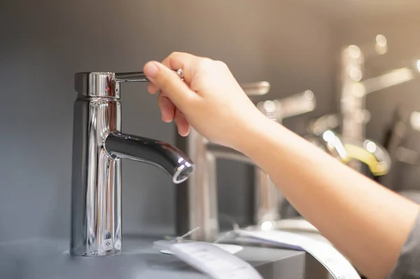 Mano Femenina Elige Grifo Cocina Robo Acero Inoxidable Para Usar — Foto de Stock