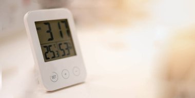 Modern beyaz dijital saat, çalışma saatleri için iş çıkış saati konseptini gösteriyor.. 