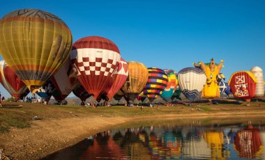 Chiang Rai, Tayland - 14 Şubat 2020: Singha Park ChiangRai Uluslararası Sıcak Hava Balonu Tayland 'ın en büyük balon festivali ve Güney Doğu Asya' nın en ünlüsü. 