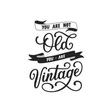 Sen yaşlı değilsin. Sen klasik el yazması harflerdensin. Siyah ve beyaz vektör çizimi. Kutlama tasarımı için yıldönümü davetiye şablonu. Doğum günü kartı için eğlenceli bir önsöz