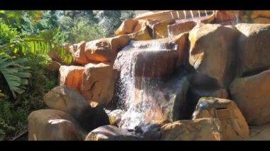 Güney Afrika 'da kayalık bir çıkıntının üzerinden akan sıcak kaynak suyu