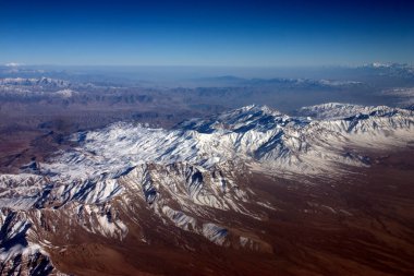 Soğuk ve soğuk bir kış sabahı Pakistan ile Afganistan arasındaki Hindu Kush dağlarının hava fotoğrafları.