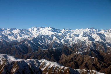 Soğuk ve soğuk bir kış sabahı Pakistan ile Afganistan arasındaki Hindu Kush dağlarının hava fotoğrafları.