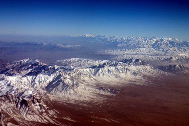 Soğuk ve soğuk bir kış sabahı Pakistan ile Afganistan arasındaki Hindu Kush dağlarının hava fotoğrafları.