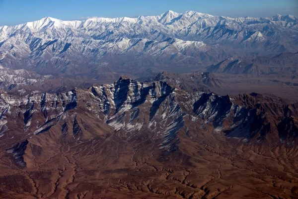 寒い冬の朝にパキスタンとアフガニスタンの間のヒンドゥー クシュ山脈の空中写真 — ストック写真