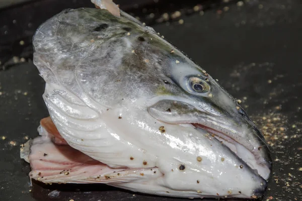 鱼片挪威鲑鱼中刚准备好的 有经验的鱼片 — 图库照片