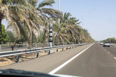 Abu Dabi ve Al Ain arasındaki yolun merkezine monte edilmiş kalıcı bir hız kamerası.