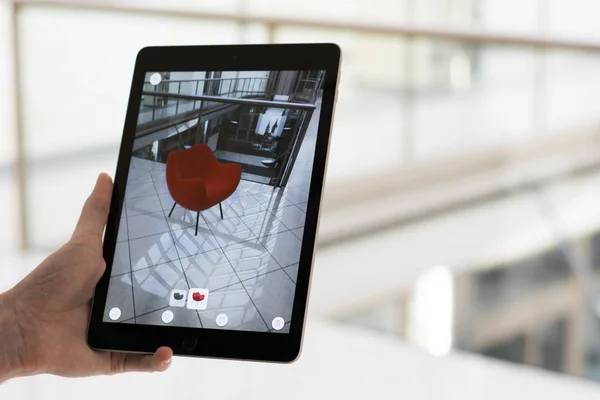Aplicação Realidade Aumentada Homem Colocando Móveis Espaço Segurando Tablet — Fotografia de Stock