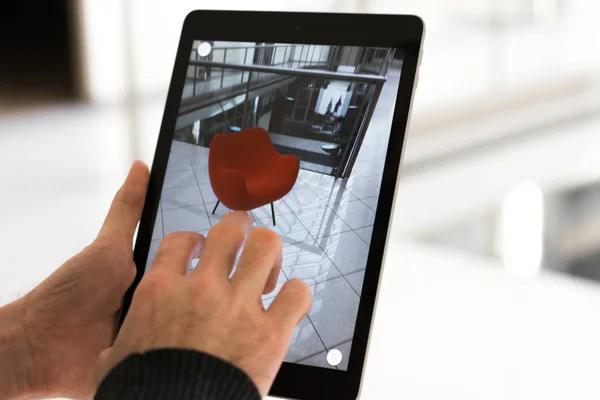 Aplicação Realidade Aumentada Homem Colocando Móveis Espaço Segurando Tablet — Fotografia de Stock