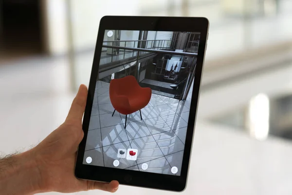 Rozšířené Reality Aplikace Man Umístění Nábytku Etáž Tablet — Stock fotografie