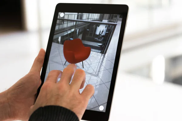 拡張現実感アプリケーション タブレットを保持している 空間に家具を配置する男 — ストック写真
