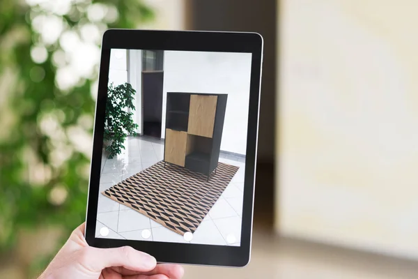Man håller tablet - Augmented Reality program — Stockfoto