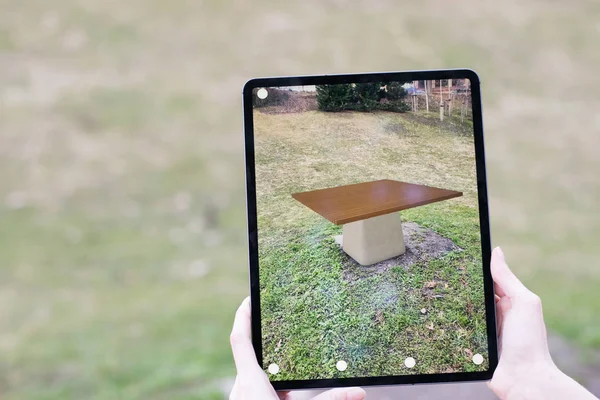 Tablet - Augmented Reality uygulama tutan kadın — Stok fotoğraf