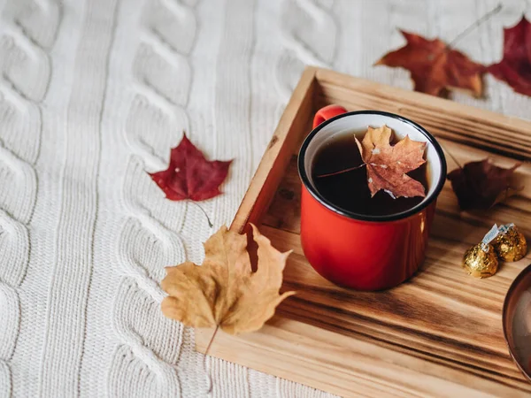 Eine Rote Tasse Tee Liegt Auf Einem Holztablett Auf Einer — Stockfoto