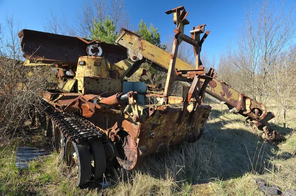 Övergiven Sovjet Militär Ingenjörsfordon Radioaktiv Kyrkogård Nära Spökstaden Pripyat Postapokalyptisk — Stockfoto