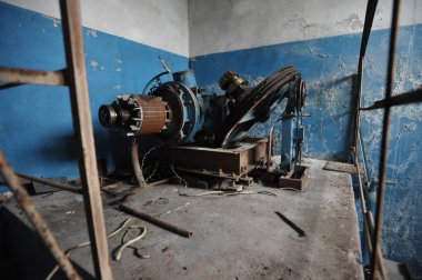 Çernobil bölgesindeki eski bozuk kaldırma makineleri, terk edilmiş şeyler.