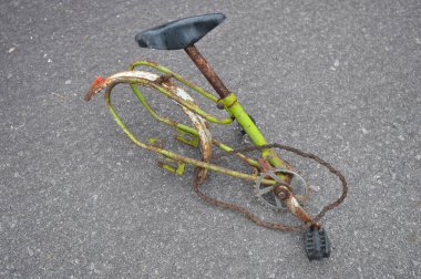 Çernobil bölgesinde eski bozuk bisiklet, terk edilmiş şeyler.