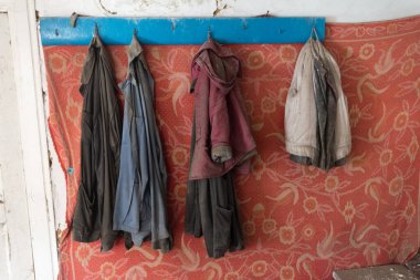 Çernobil bölgesinde eski radyoaktif Sovyet giysileri, terk edilmiş şeyler.