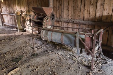 Çernobil bölgesindeki eski tarım makinesi, terk edilmiş şeyler.